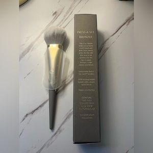 Complex Culture Press and Set Bronzer Makeup Brush